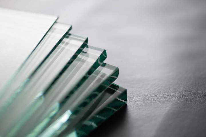 Feuilles de verre superposées Givors